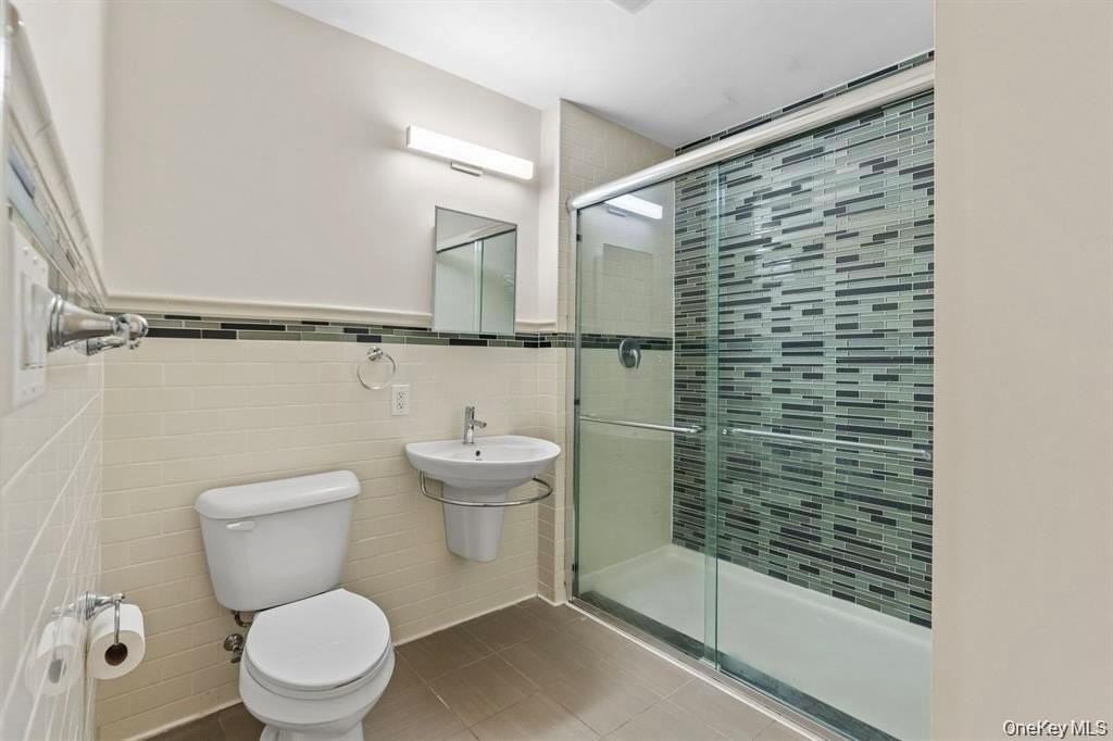 160 Chatterton Avenue #1A - Photo 5 of 9