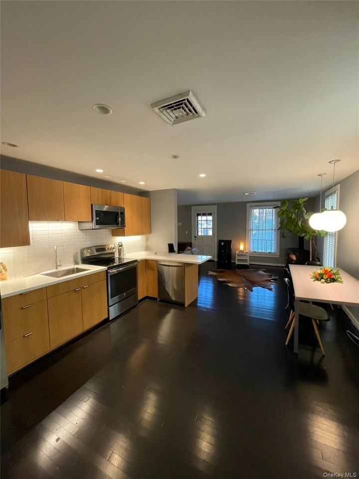 44 44 Main unit: Fl 2 - Front - Photo 3 of 7