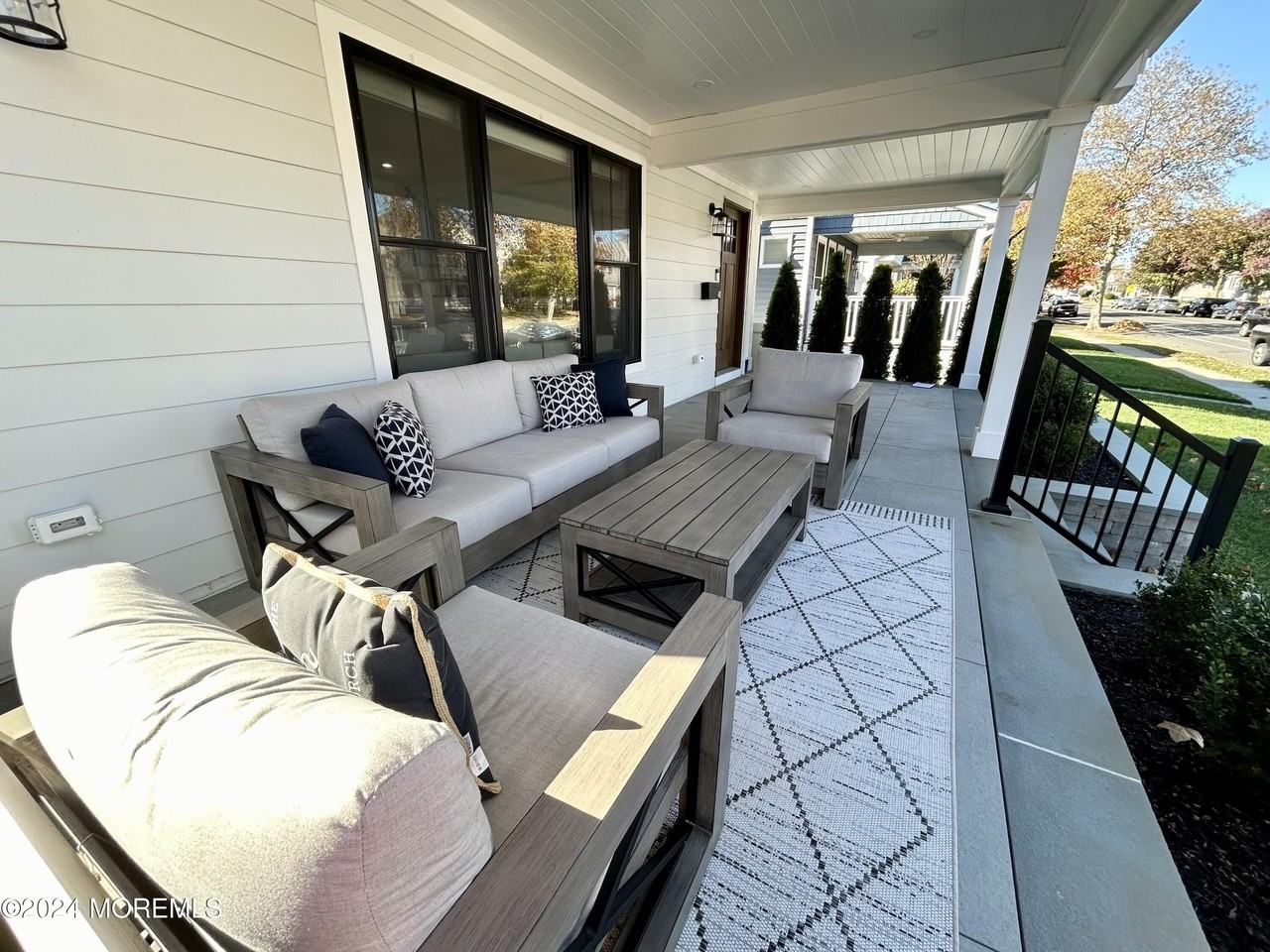 411 Sylvania Ave - Photo 4 of 32