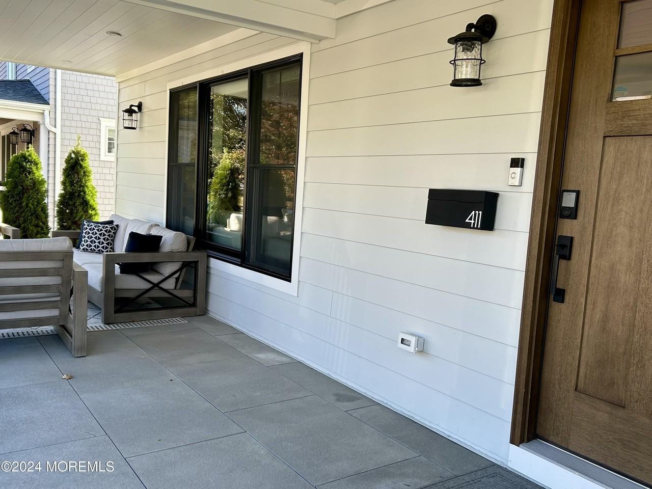 411 Sylvania Ave - Photo 5 of 32