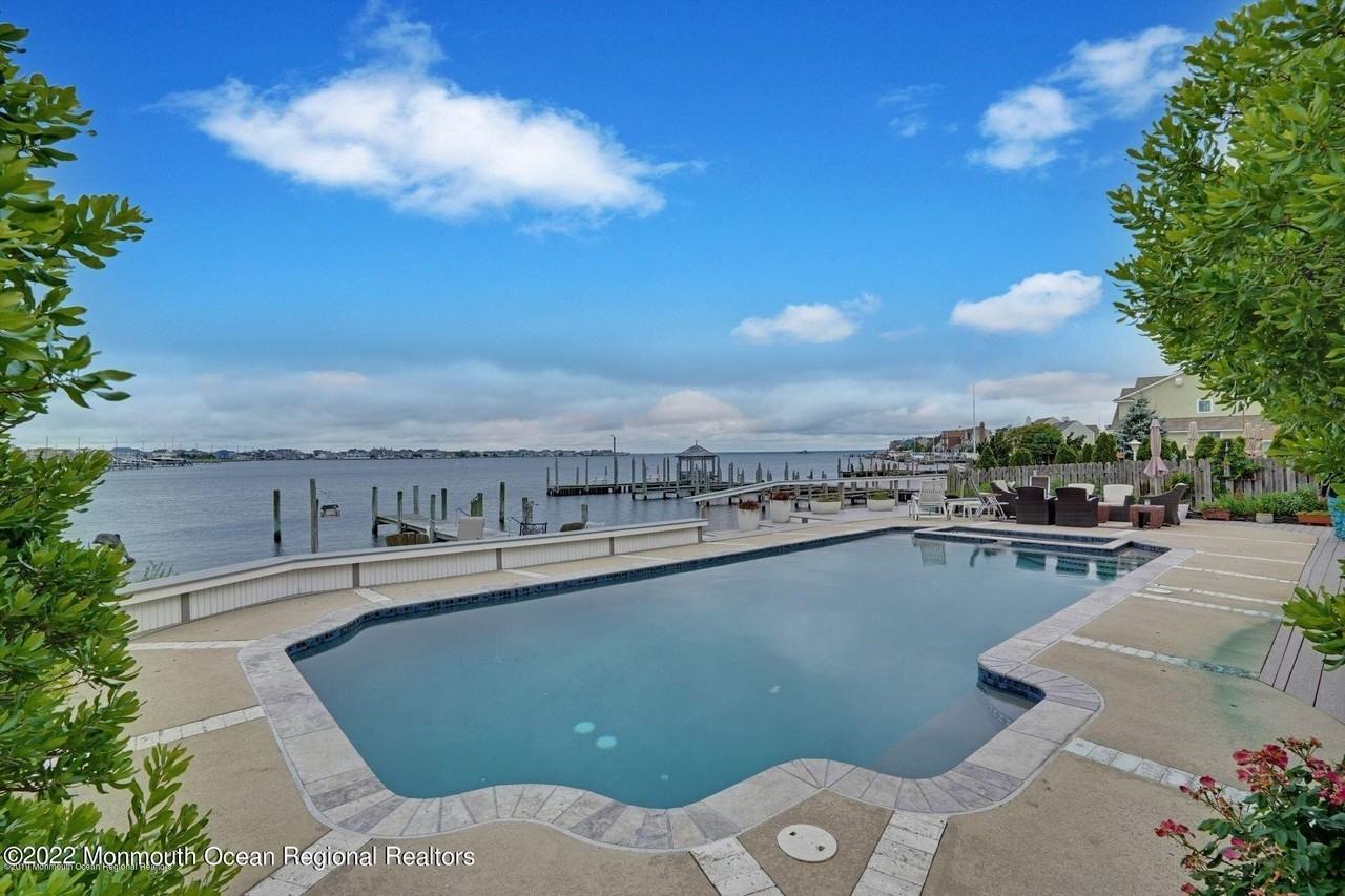 323 Cove Dr - Photo 2 of 39