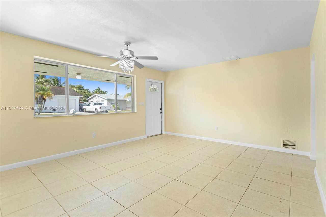 1831 Sw 97th Ter #1831 - Photo 3 of 8