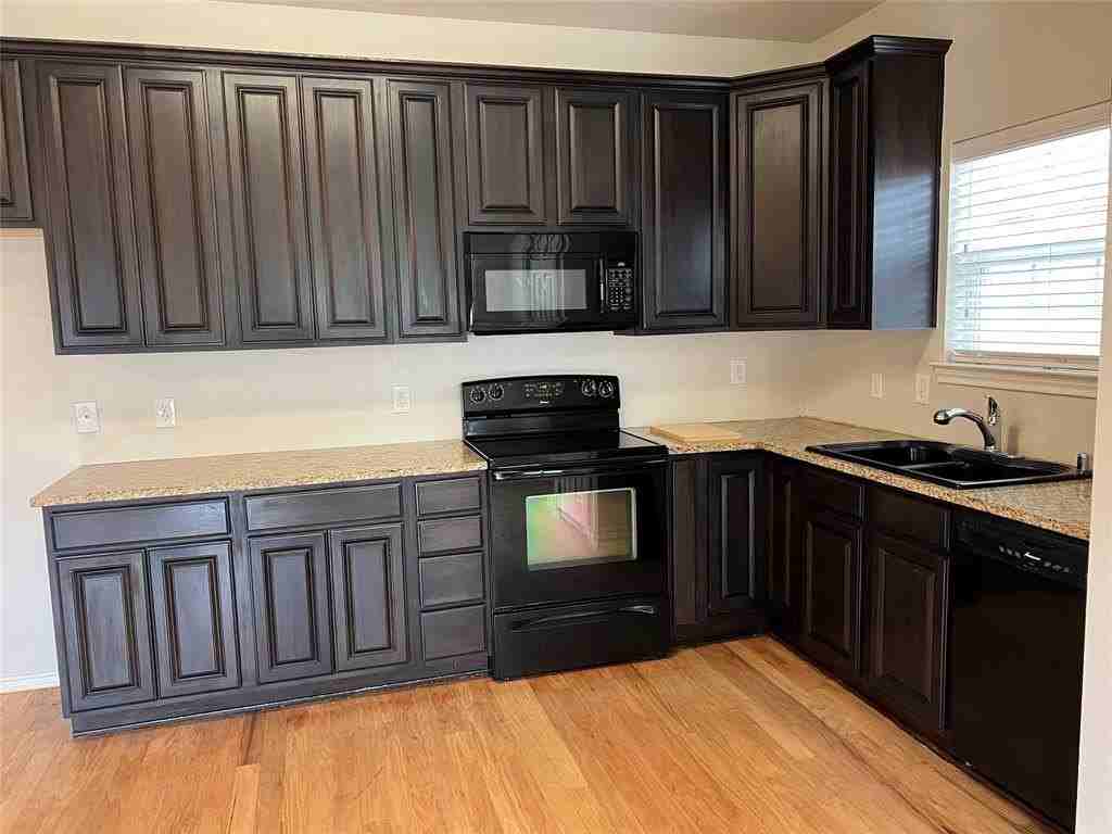 1012 Churchill Dr - Photo 4 of 16