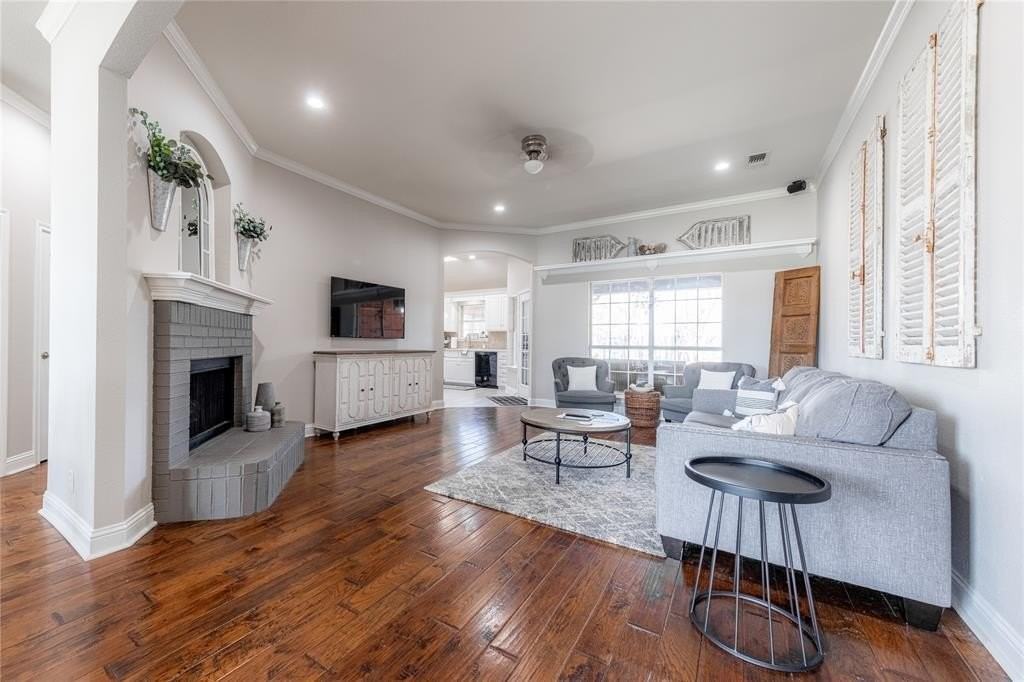 801 Dickerson Cir - Photo 2 of 36