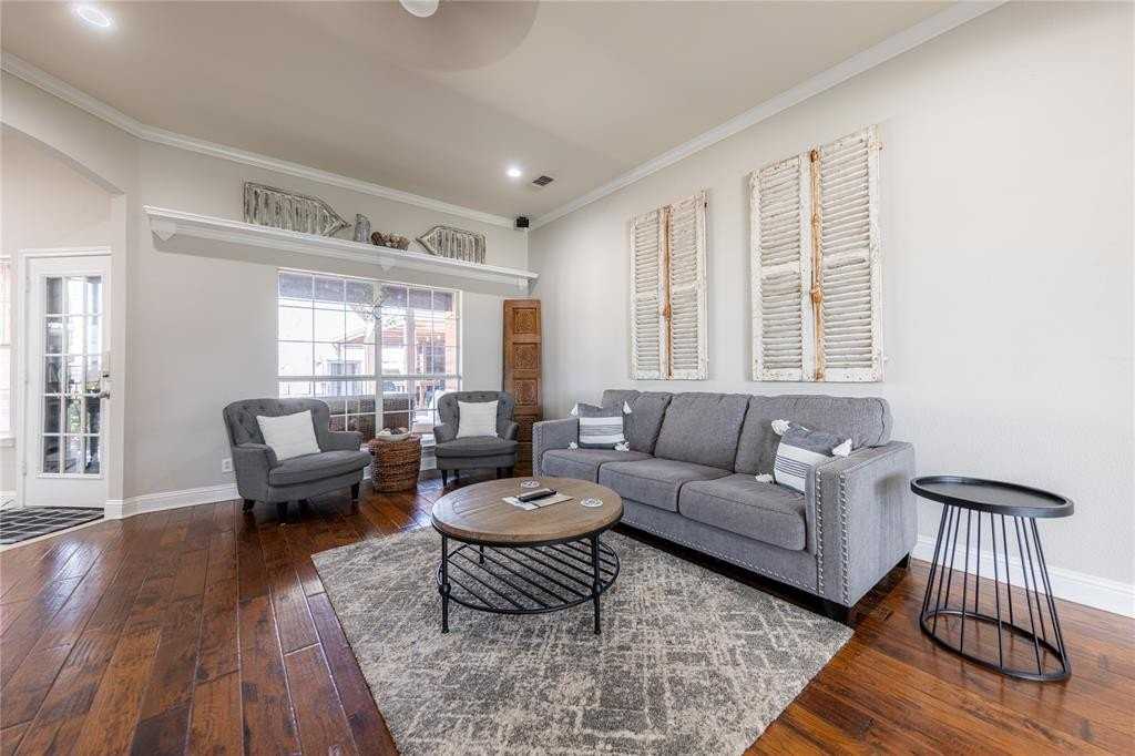 801 Dickerson Cir - Photo 4 of 36