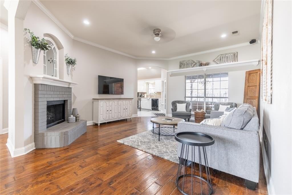 801 Dickerson Cir - Photo 5 of 36