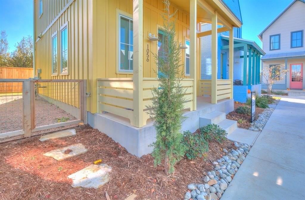 1056 Hangar Dr - Photo 2 of 6