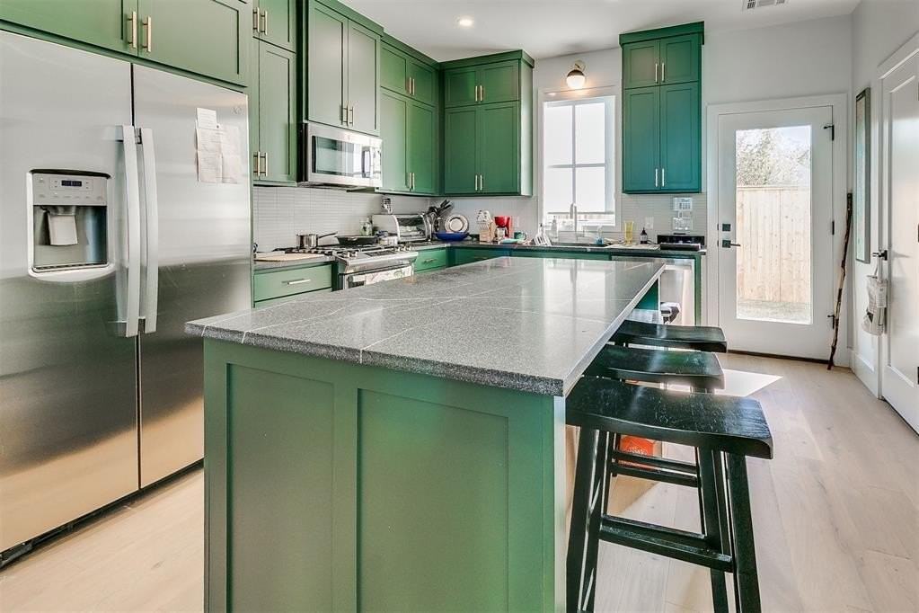 1056 Hangar Dr - Photo 4 of 6