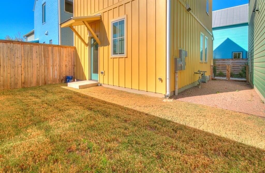 1056 Hangar Dr - Photo 5 of 6