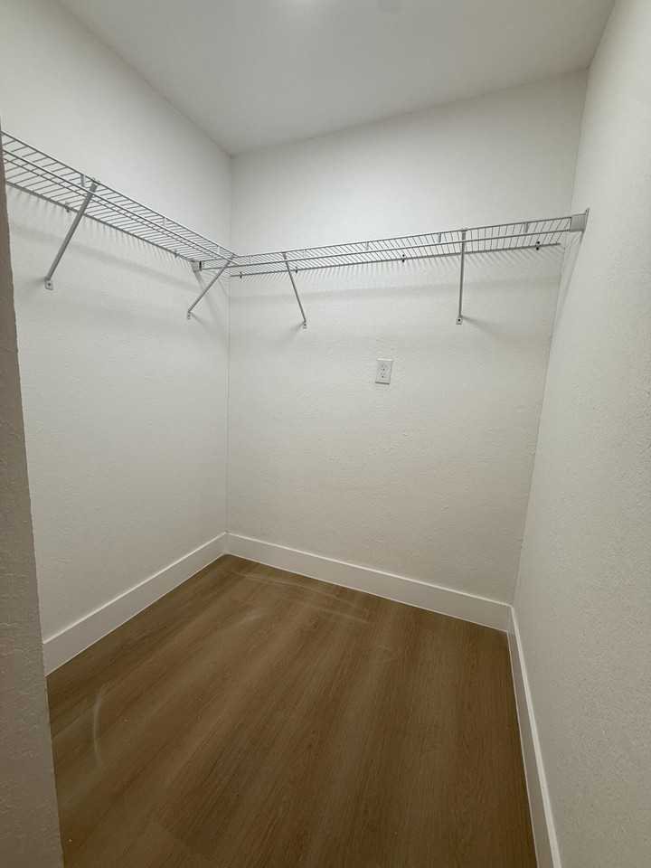 726 S 11th St - Photo 4 of 7