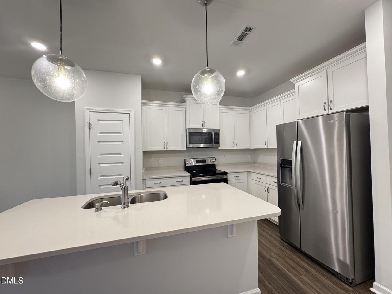 1409 Irving Hill Dr - Photo 6 of 22