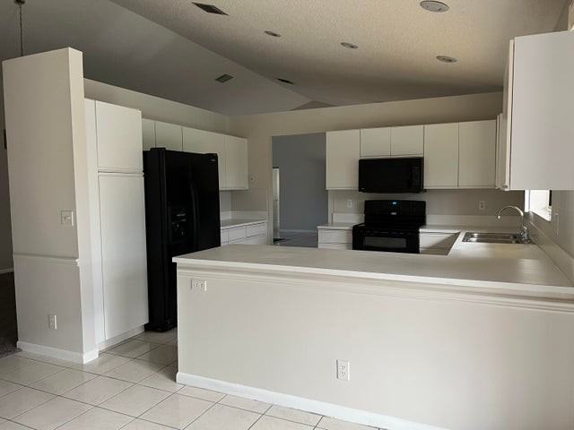 9775 Sun Pointe Dr - Photo 4 of 8