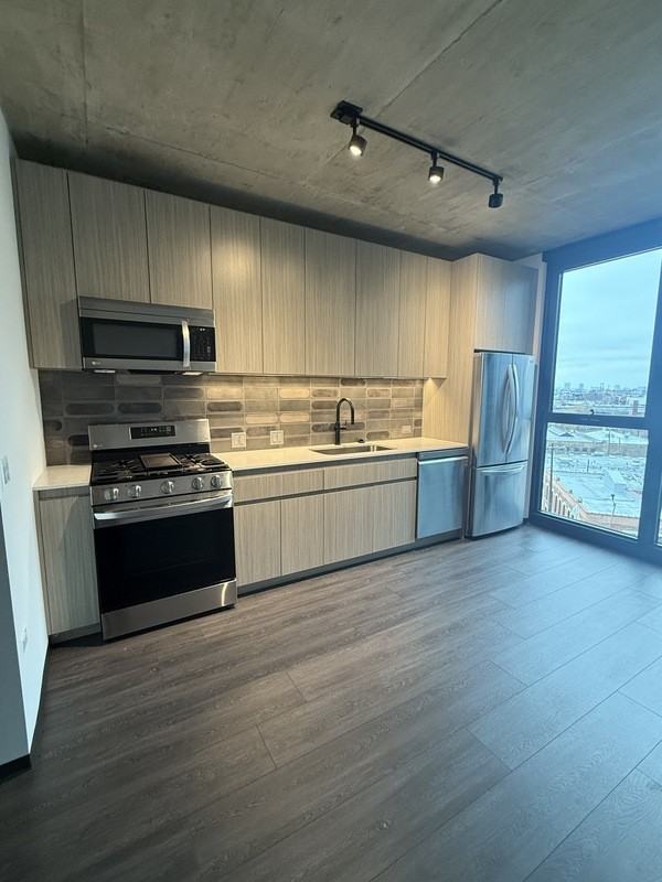 1415 W Randolph St - Photo 2 of 10