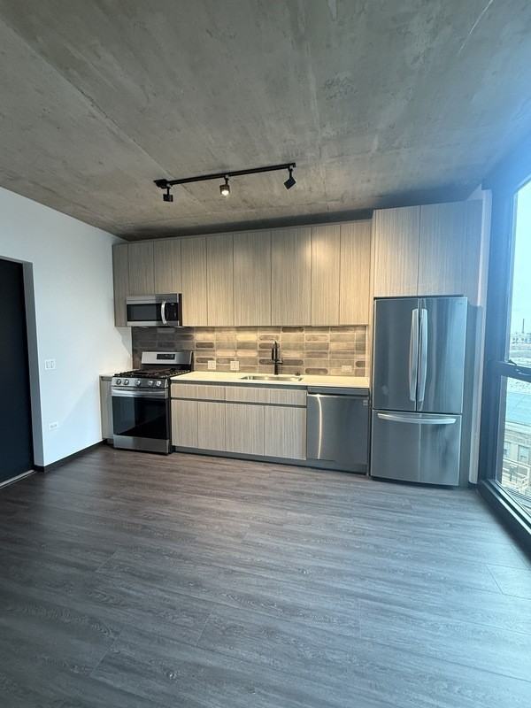 1415 W Randolph St - Photo 3 of 10