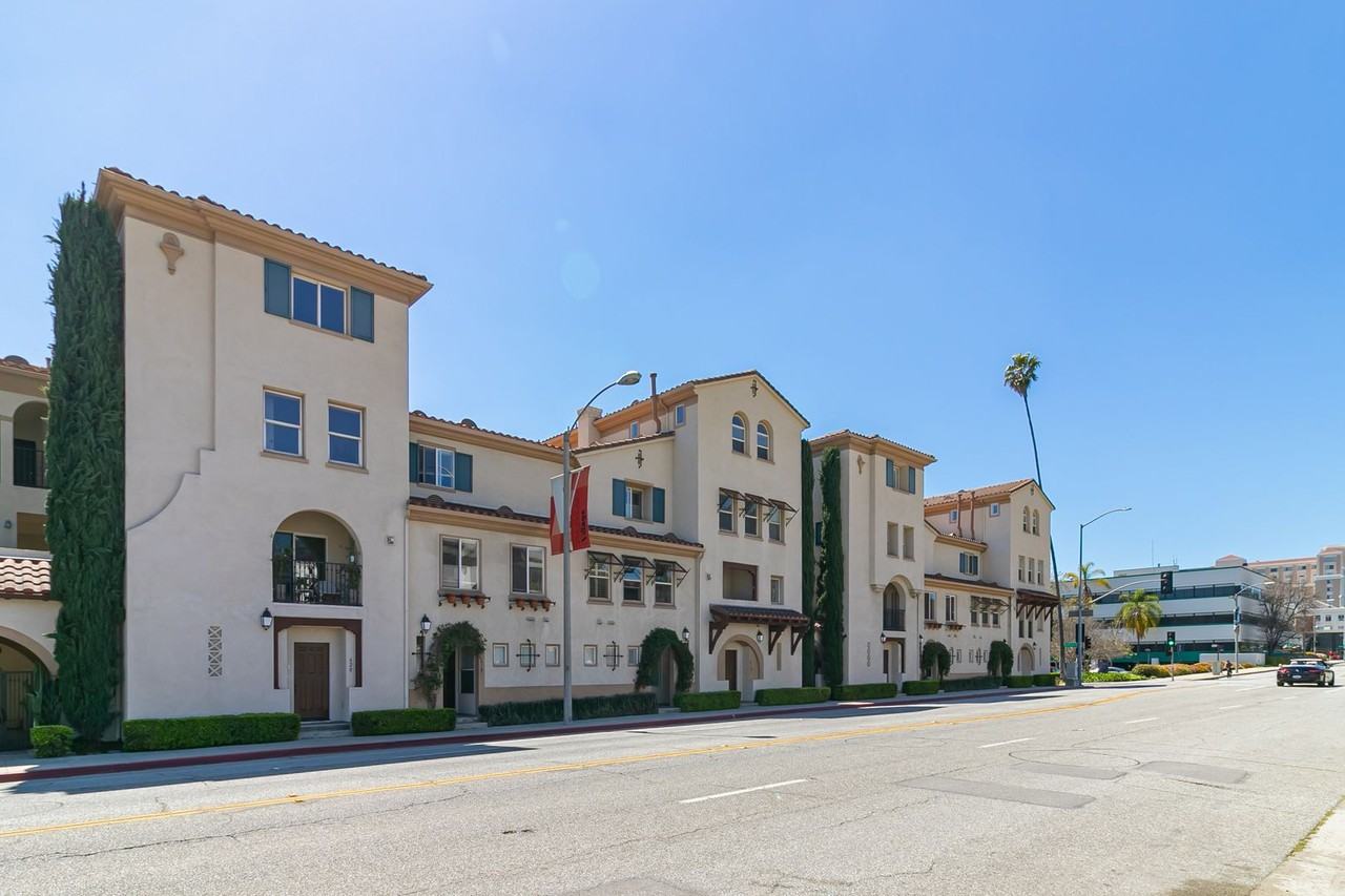 620 E Walnut St - Photo 2 of 15