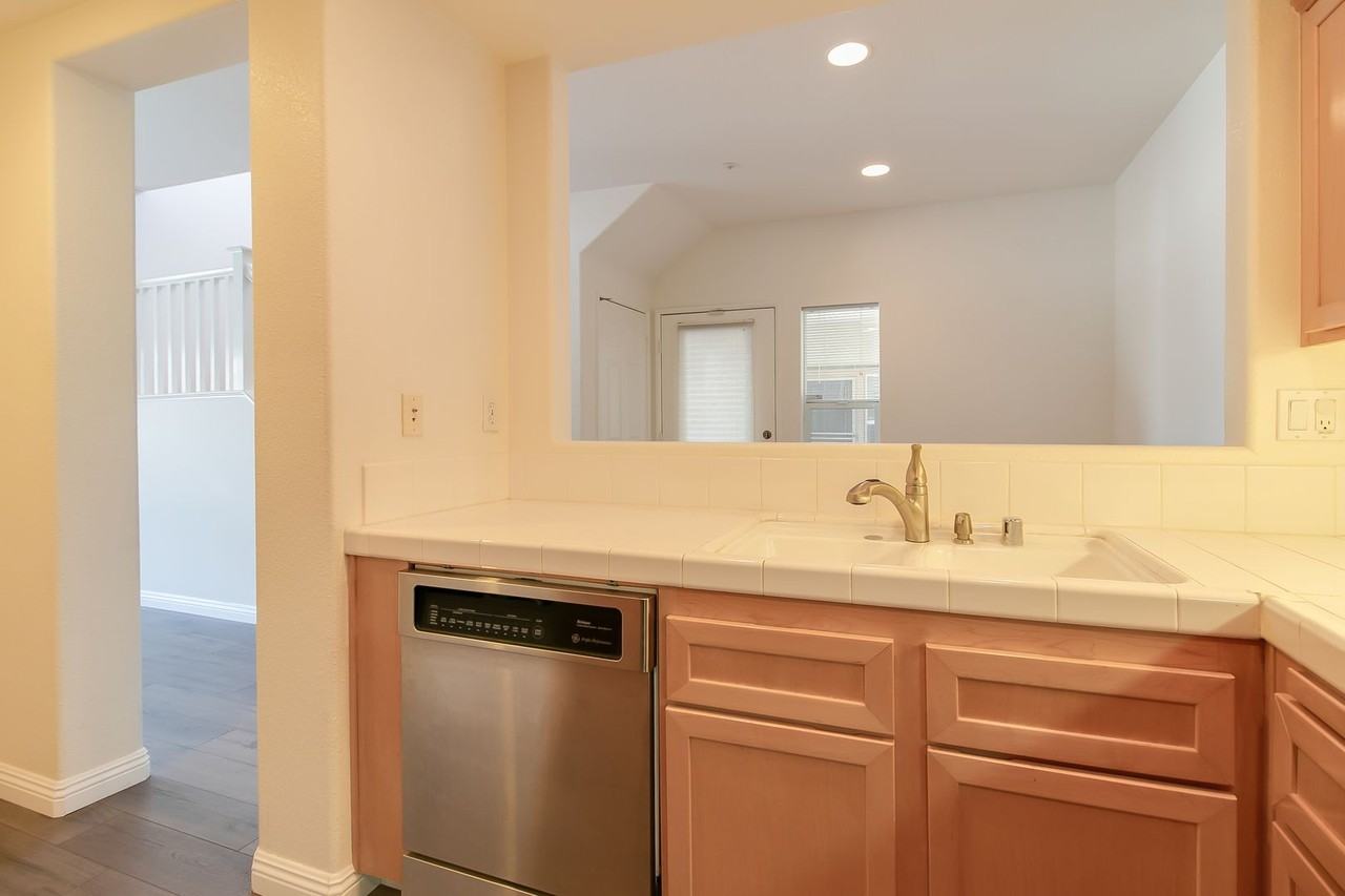 620 E Walnut St - Photo 7 of 15