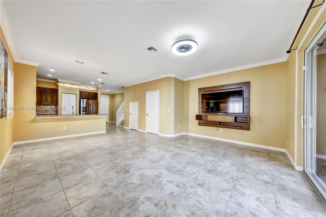 346 Northeast 47th Place - Photo 6 of 8