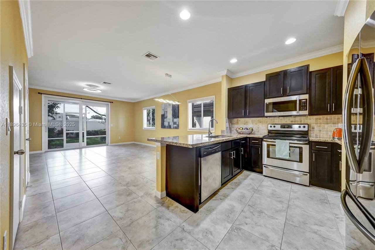 346 Northeast 47th Place - Photo 5 of 8