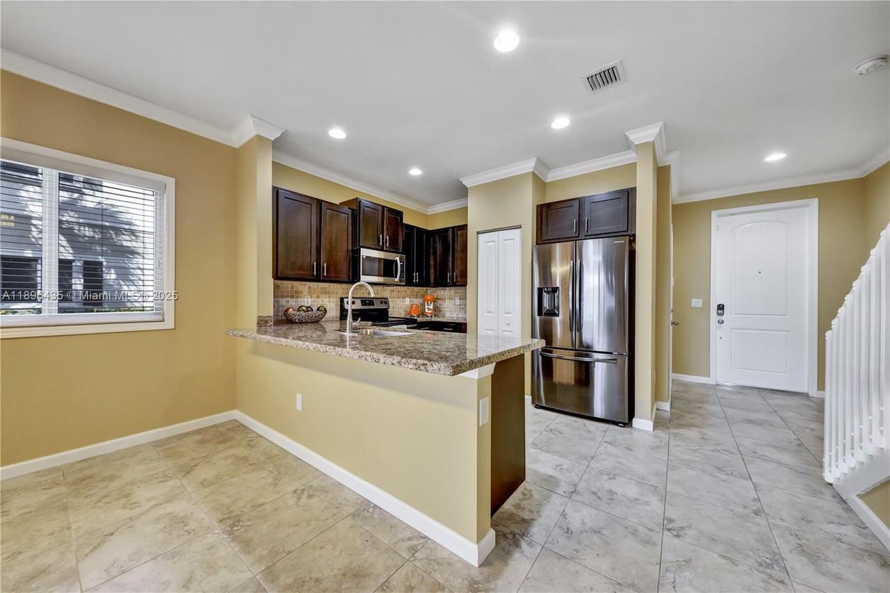 346 Northeast 47th Place - Photo 4 of 8