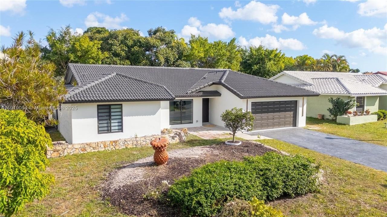 2149 Nw 85th Ln - Photo 2 of 34