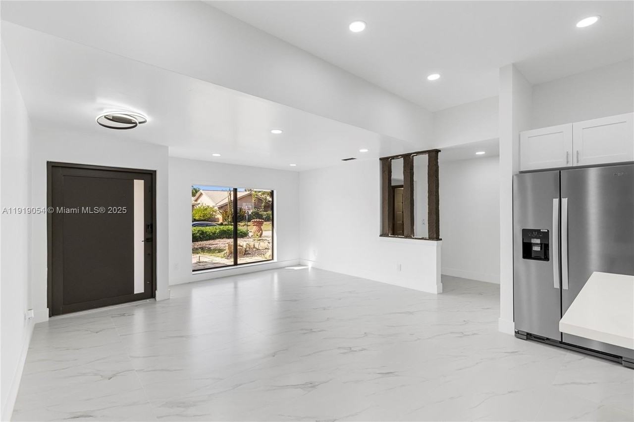 2149 Nw 85th Ln - Photo 3 of 34