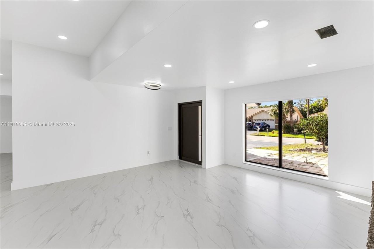 2149 Nw 85th Ln - Photo 4 of 34