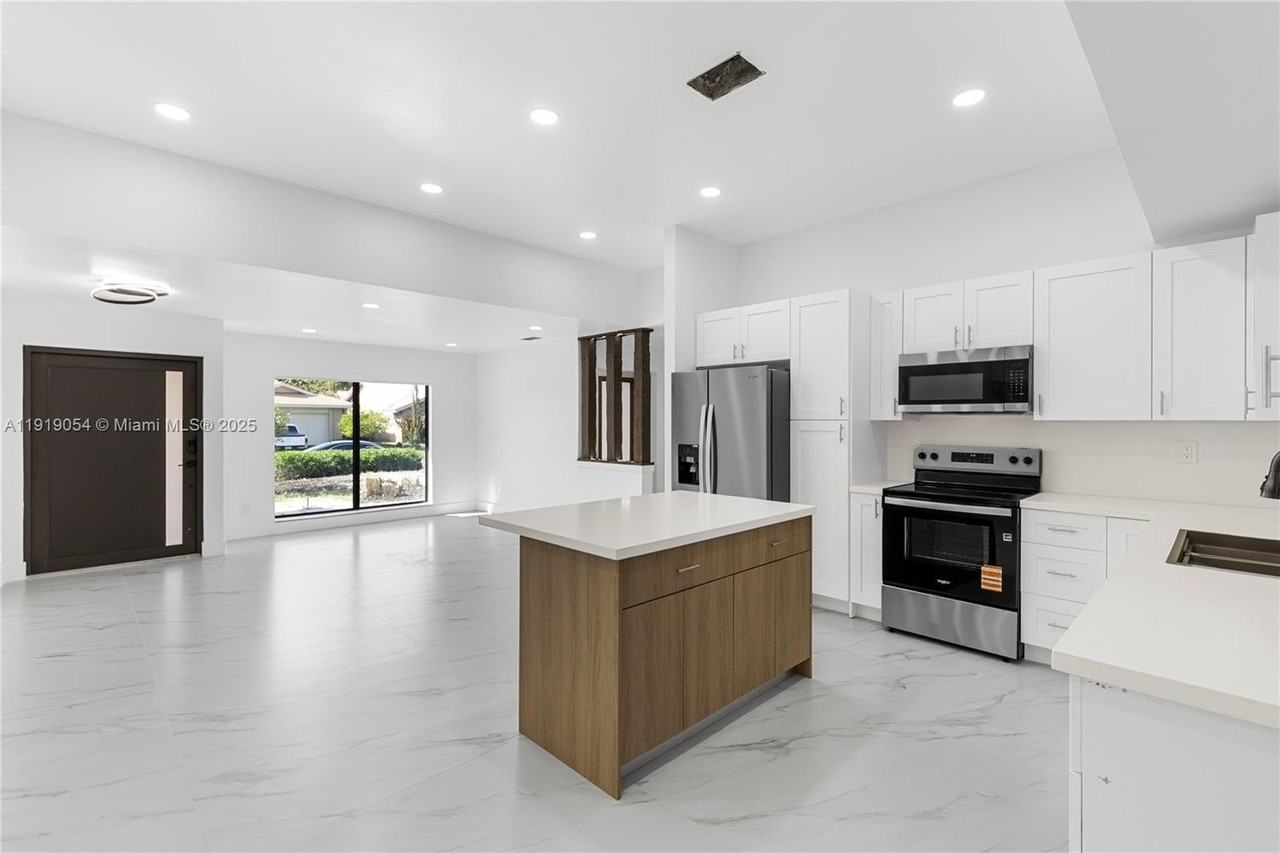 2149 Nw 85th Ln - Photo 5 of 34