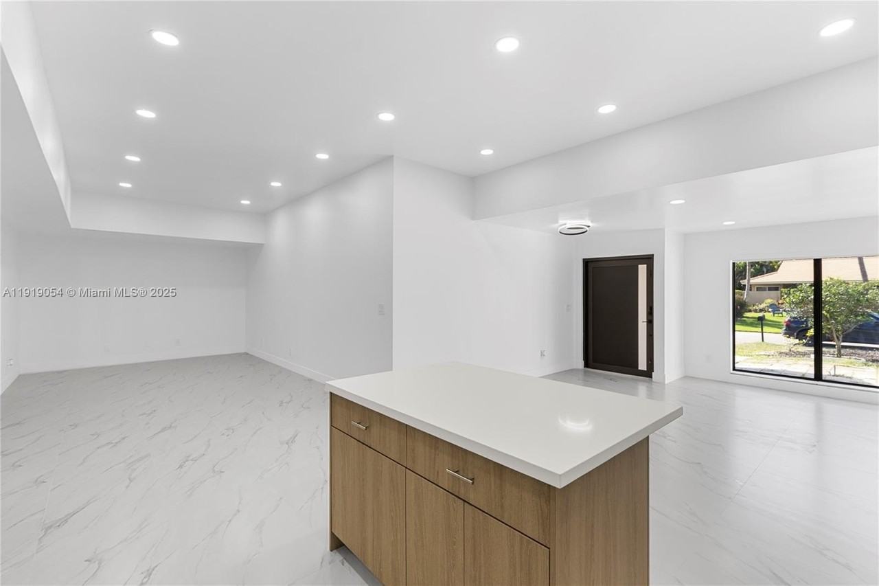 2149 Nw 85th Ln - Photo 6 of 34