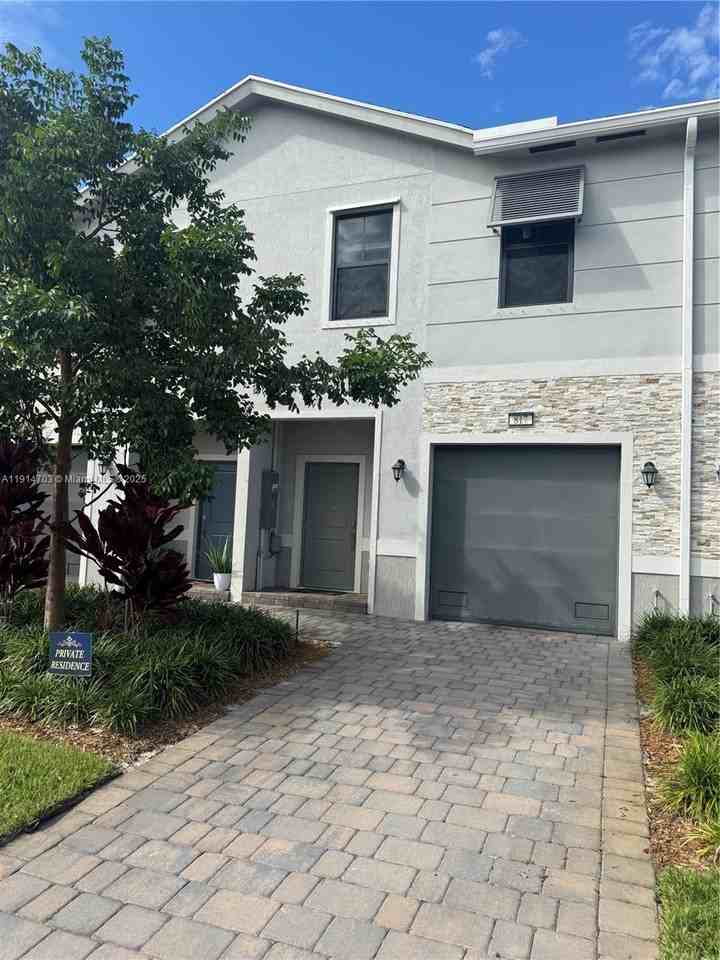 817 Northwest 3rd Way - Photo 2 of 7