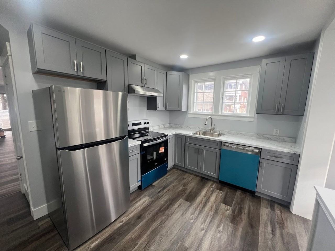 122 Reading Avenue - Photo 2 of 10