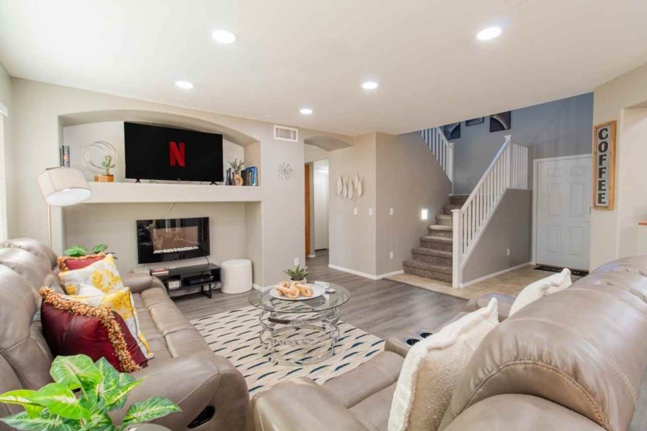 1387 E 10th Pl #1317856P - Photo 4 of 50