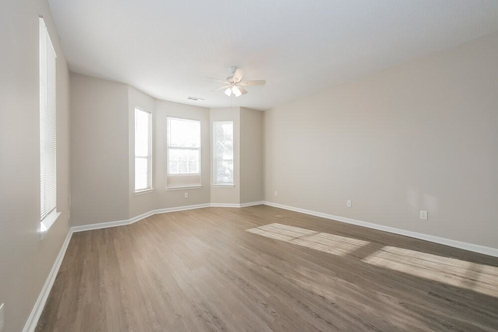 7600 Creekside Ln - Photo 4 of 17