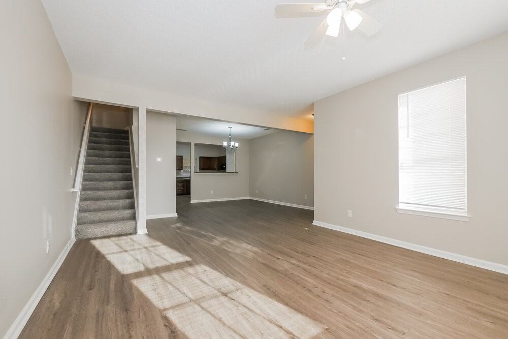 7600 Creekside Ln - Photo 6 of 17