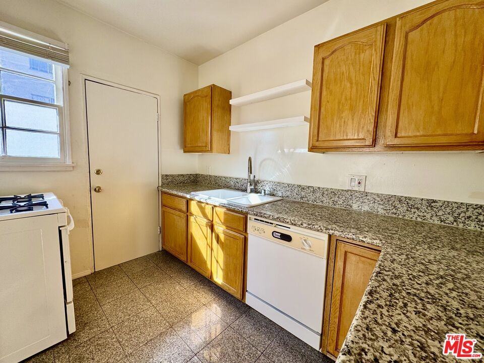 9010 Burton Way #9010 - Photo 5 of 9