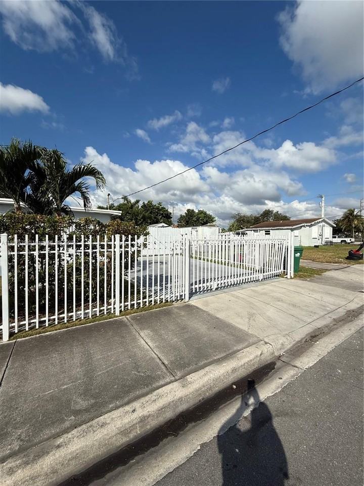 22020 Sw 114th Ave #22020 - Photo 3 of 4