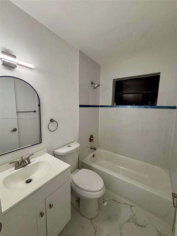 1301 West 38th Place #1301 - Photo 3 of 34