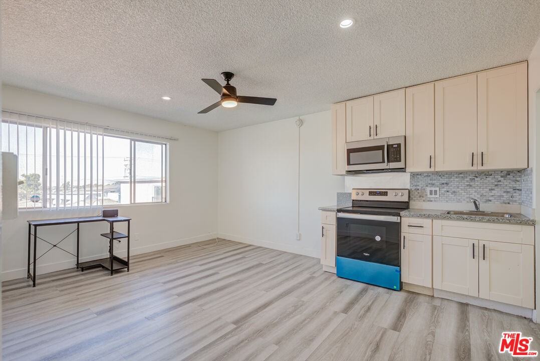 305 E Plymouth St #305A - Photo 2 of 13