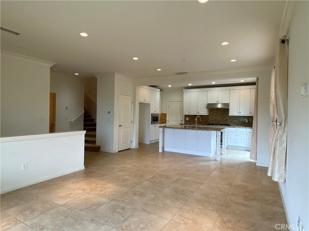 32 Ovation #32 - Photo 2 of 18