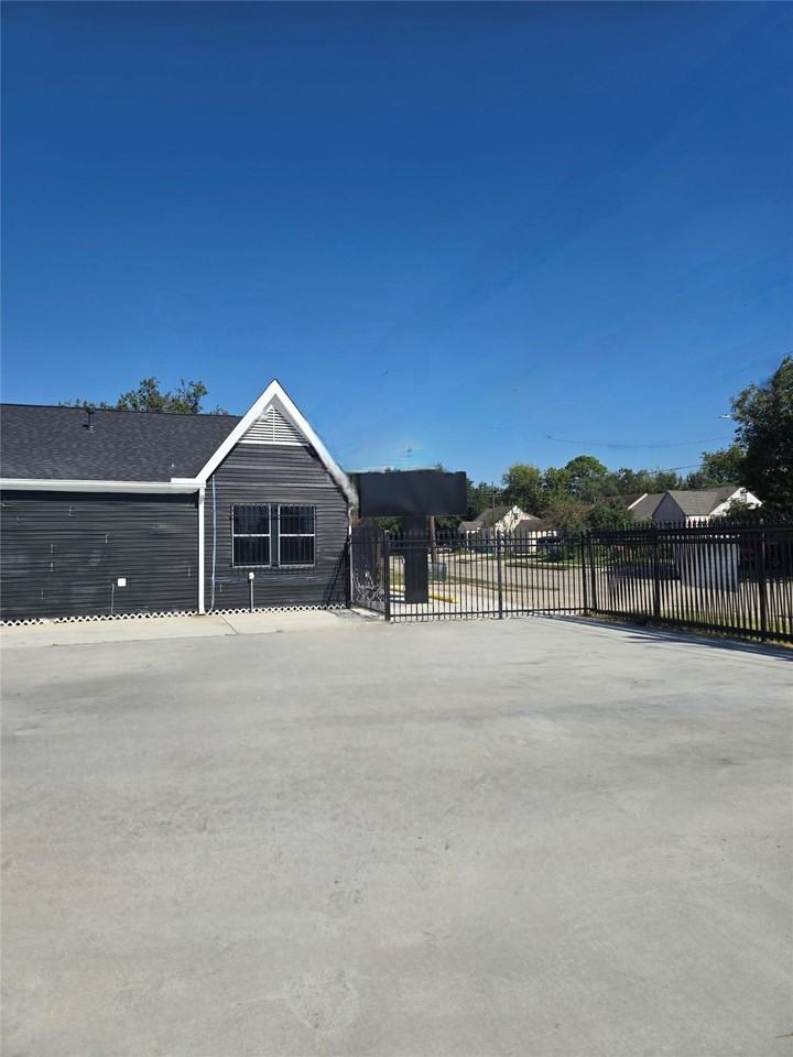 616 Shaver St #616 - Photo 2 of 24