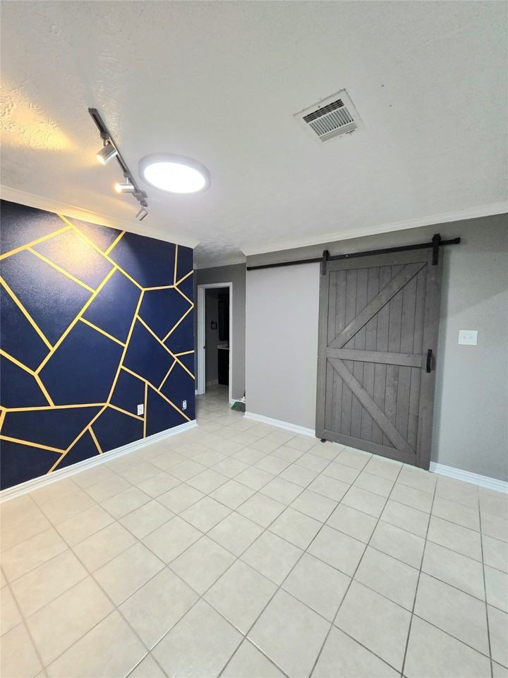 616 Shaver St #616 - Photo 4 of 24