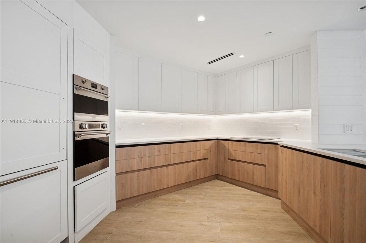 705 Crandon Blvd ##306 - Photo 3 of 3