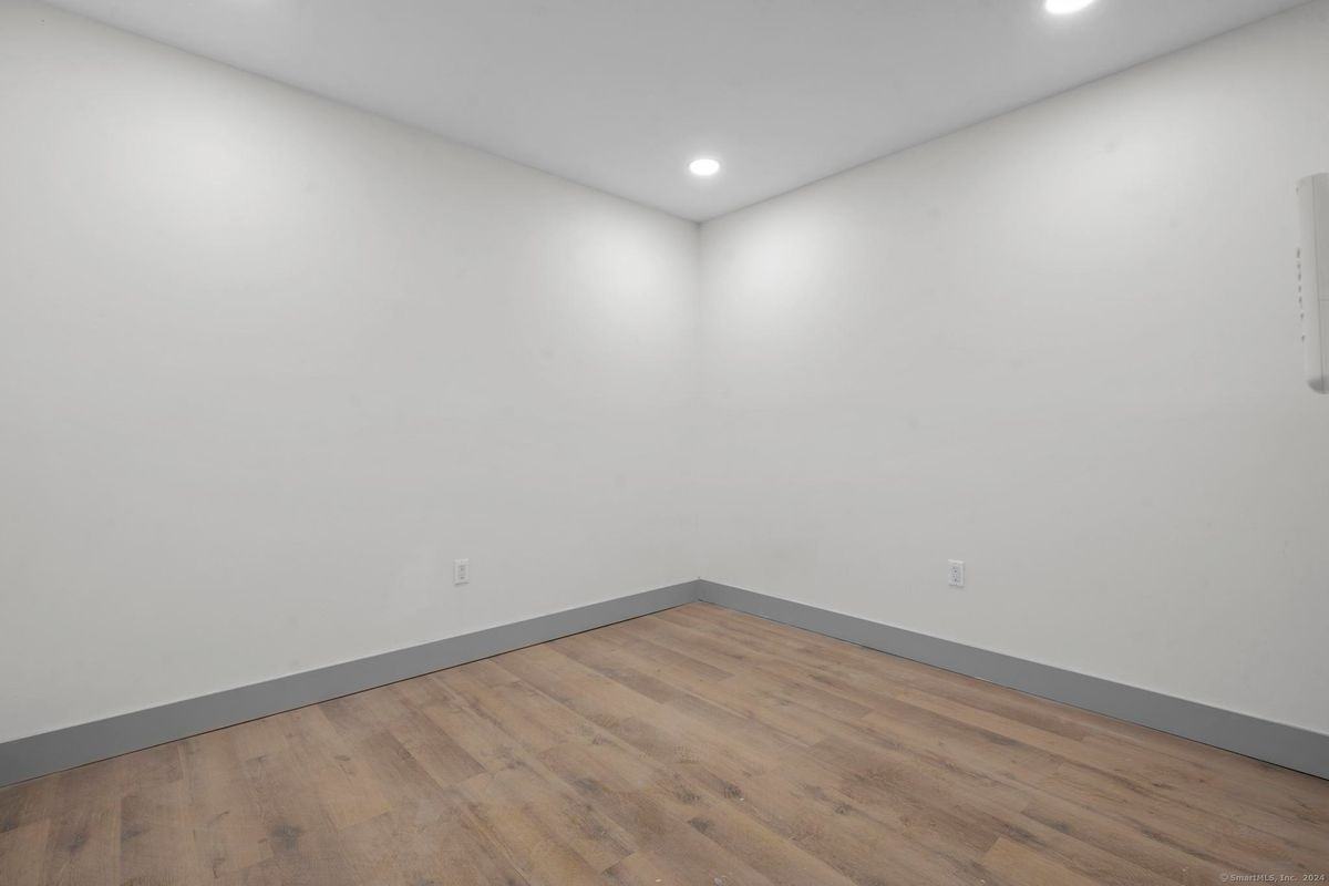 111 Bank St ##3d - Photo 6 of 8