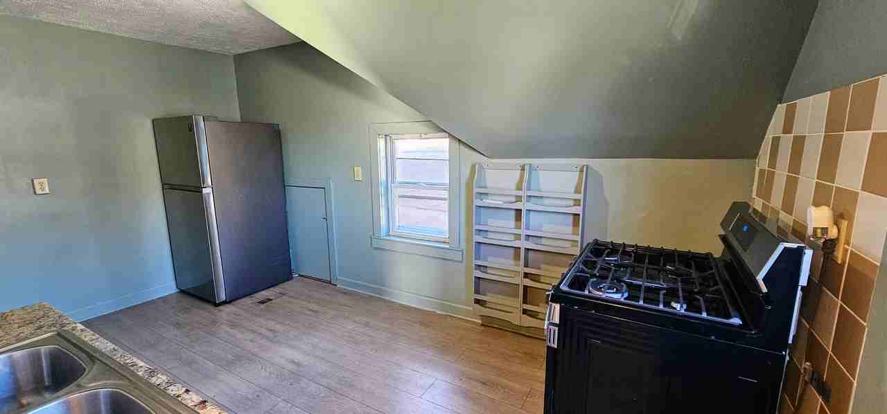 558 Franklin Blvd #2 - Photo 3 of 17