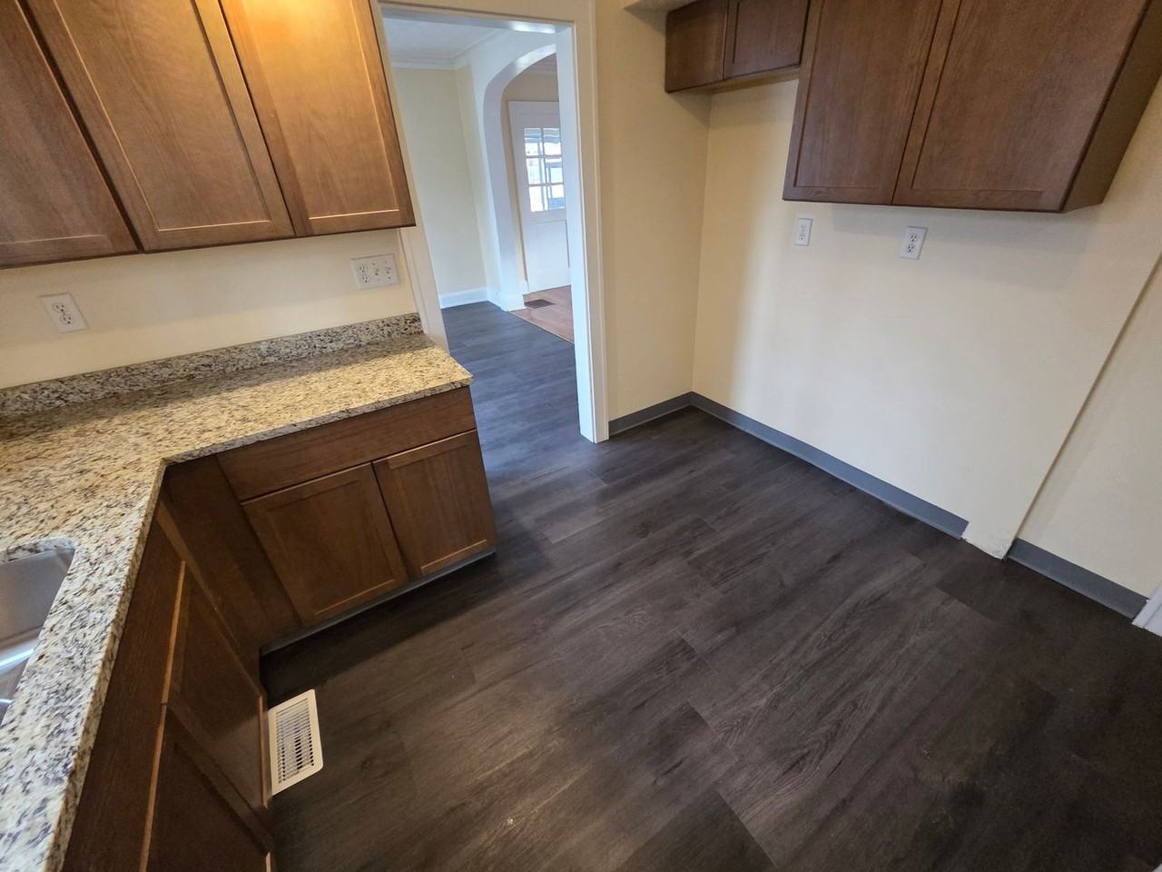 1712 Vernon St - Photo 3 of 8