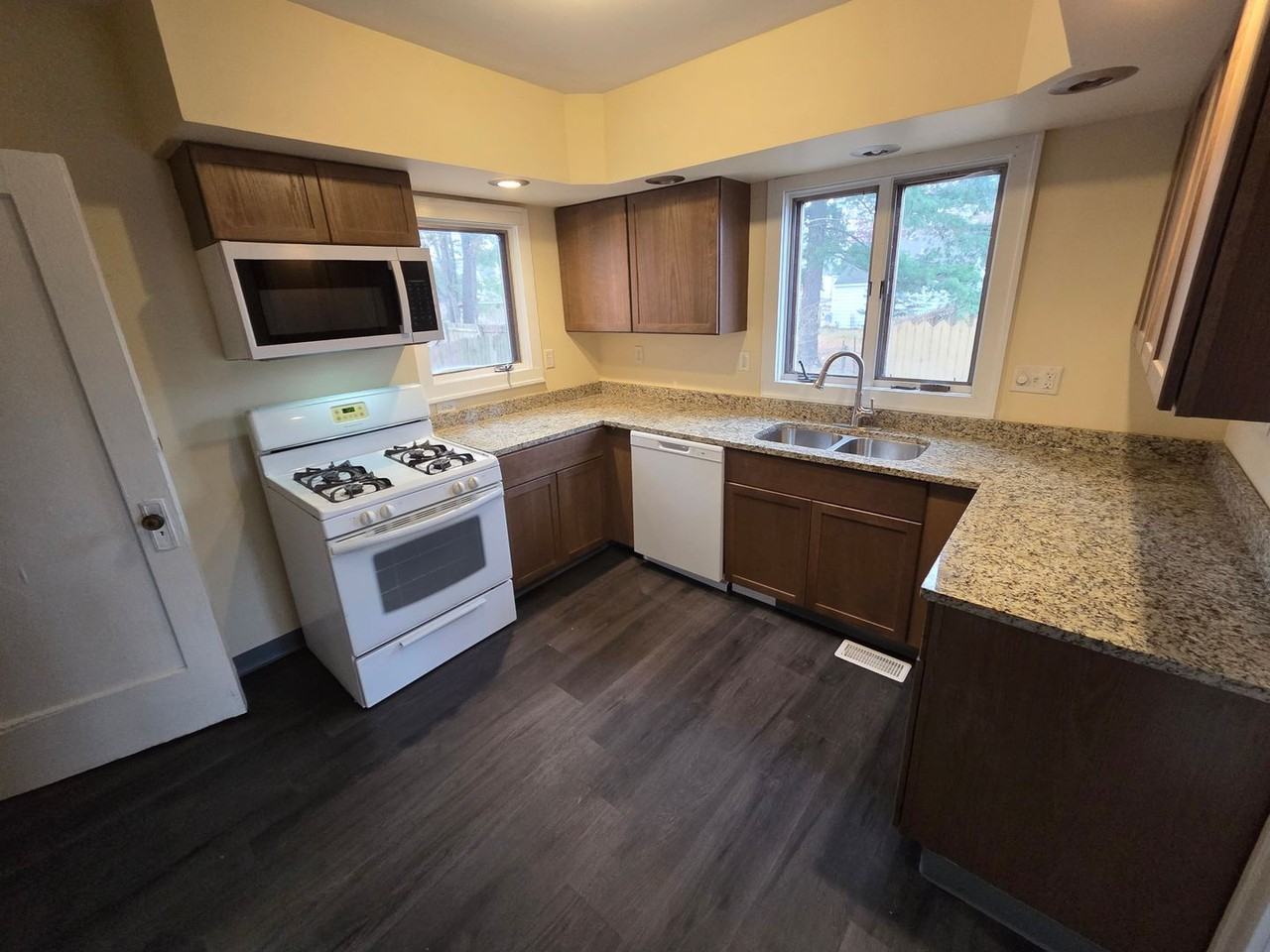 1712 Vernon St - Photo 2 of 8