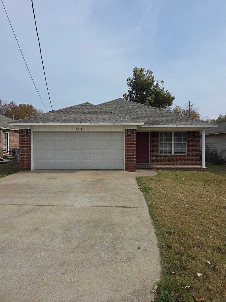 1002 N Greenwich Ave - Photo 2 of 28