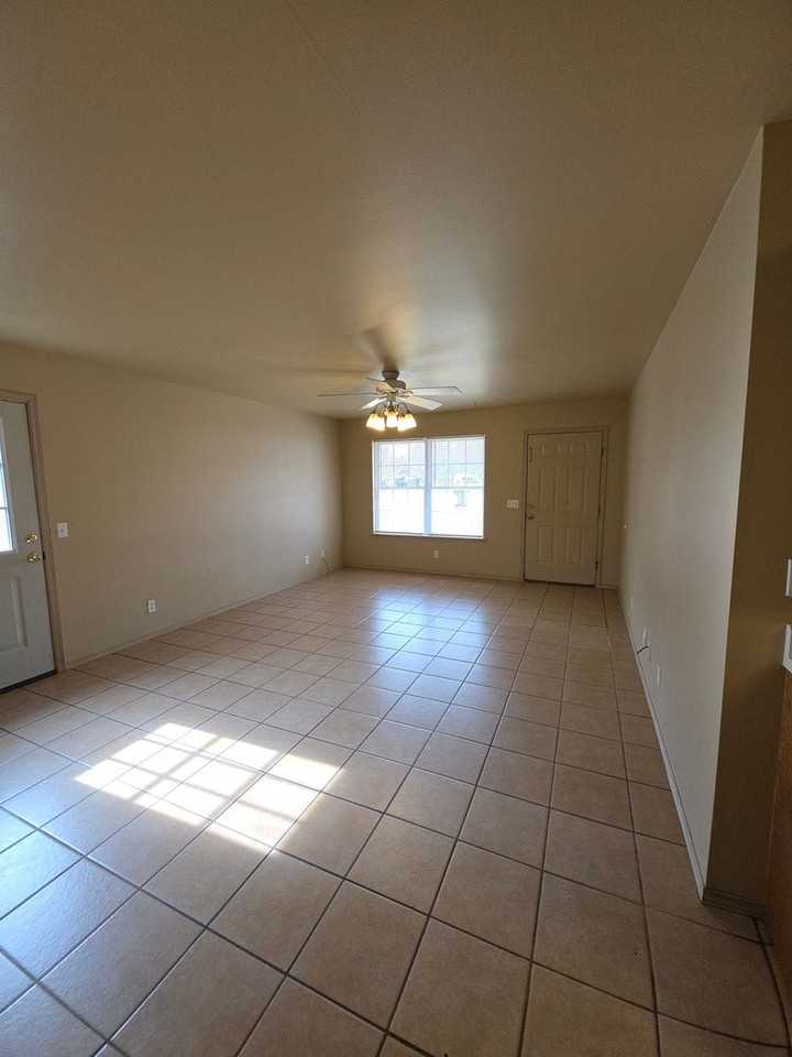 1002 N Greenwich Ave - Photo 3 of 28