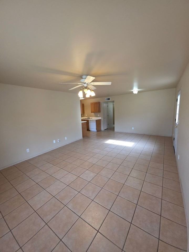 1002 N Greenwich Ave - Photo 4 of 28