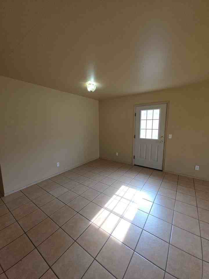 1002 N Greenwich Ave - Photo 5 of 28