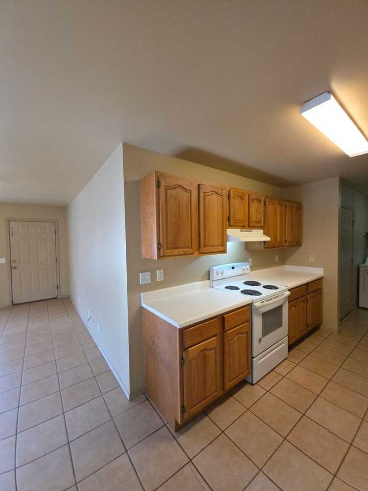 1002 N Greenwich Ave - Photo 7 of 28